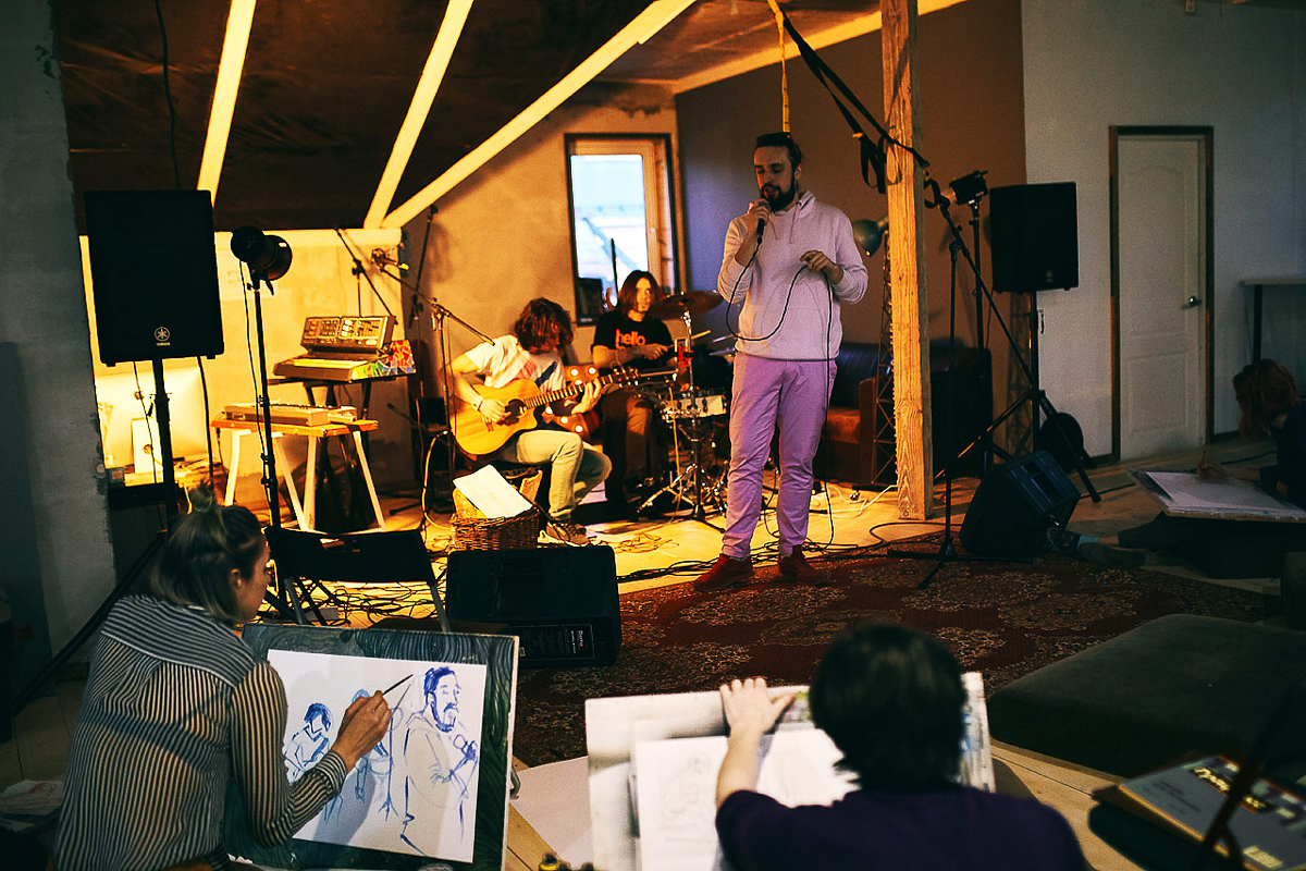 Владимирская группа “Глазированная пихта” выступает в не типичном для города жанре - мелодекламация. В их случае это чтение социально-критических стихов под электронную музыку. Скоро коллектив выпускает альбом, состоящий из текстов одного из лучших, но не известных поэтов Серебряного века