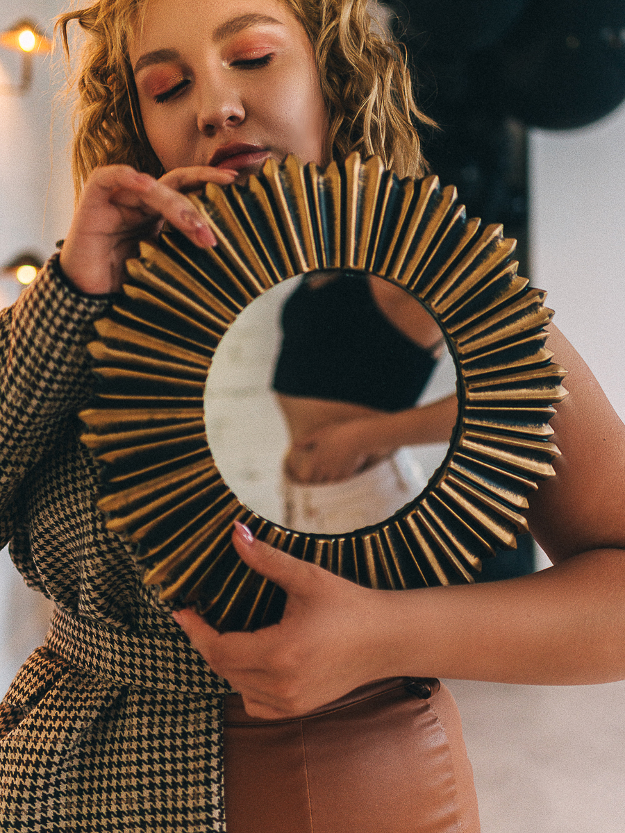 С чем сталкиваются все девушки, чей вес так или иначе находится за пределами общепринятых норм? Какое давление на них оказывает общество? Что происходит с их личностью? Об этом нам рассказала активистки движения “Бодипозитив” Леся Франк