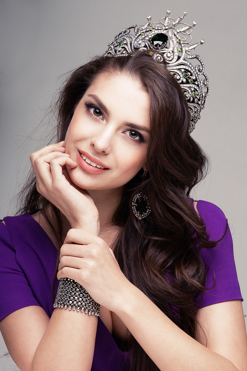 Победа в конкурсах, популярность, красная дорожка Каннского фестиваля, общение с известными личностями — все это не могло не сказаться на жизни владимирской красавицы Анастасии Трусовой. Напомним, она стала первой россиянкой, вошедшей в число победительниц мирового конкурса красоты «Мисс Земля» (Miss Earth)