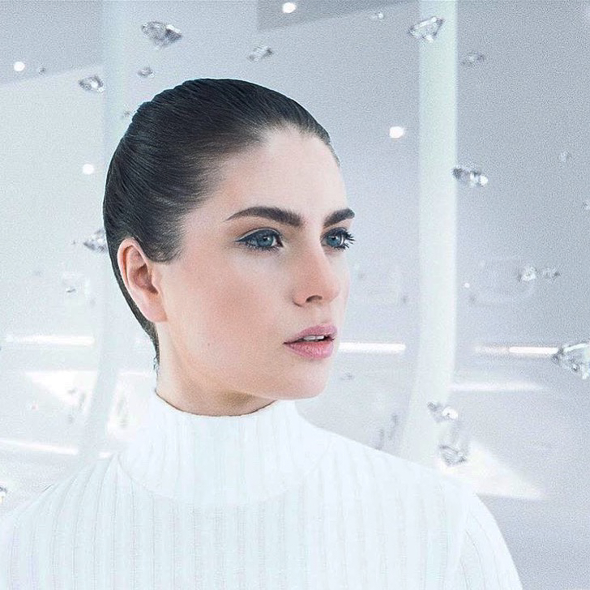 Победа в конкурсах, популярность, красная дорожка Каннского фестиваля, общение с известными личностями — все это не могло не сказаться на жизни владимирской красавицы Анастасии Трусовой. Напомним, она стала первой россиянкой, вошедшей в число победительниц мирового конкурса красоты «Мисс Земля» (Miss Earth)