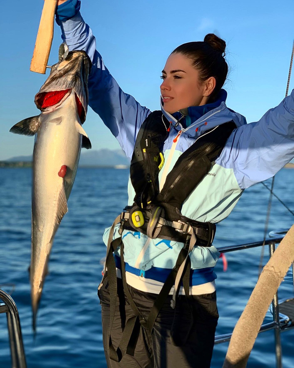 Победа в конкурсах, популярность, красная дорожка Каннского фестиваля, общение с известными личностями — все это не могло не сказаться на жизни владимирской красавицы Анастасии Трусовой. Напомним, она стала первой россиянкой, вошедшей в число победительниц мирового конкурса красоты «Мисс Земля» (Miss Earth)