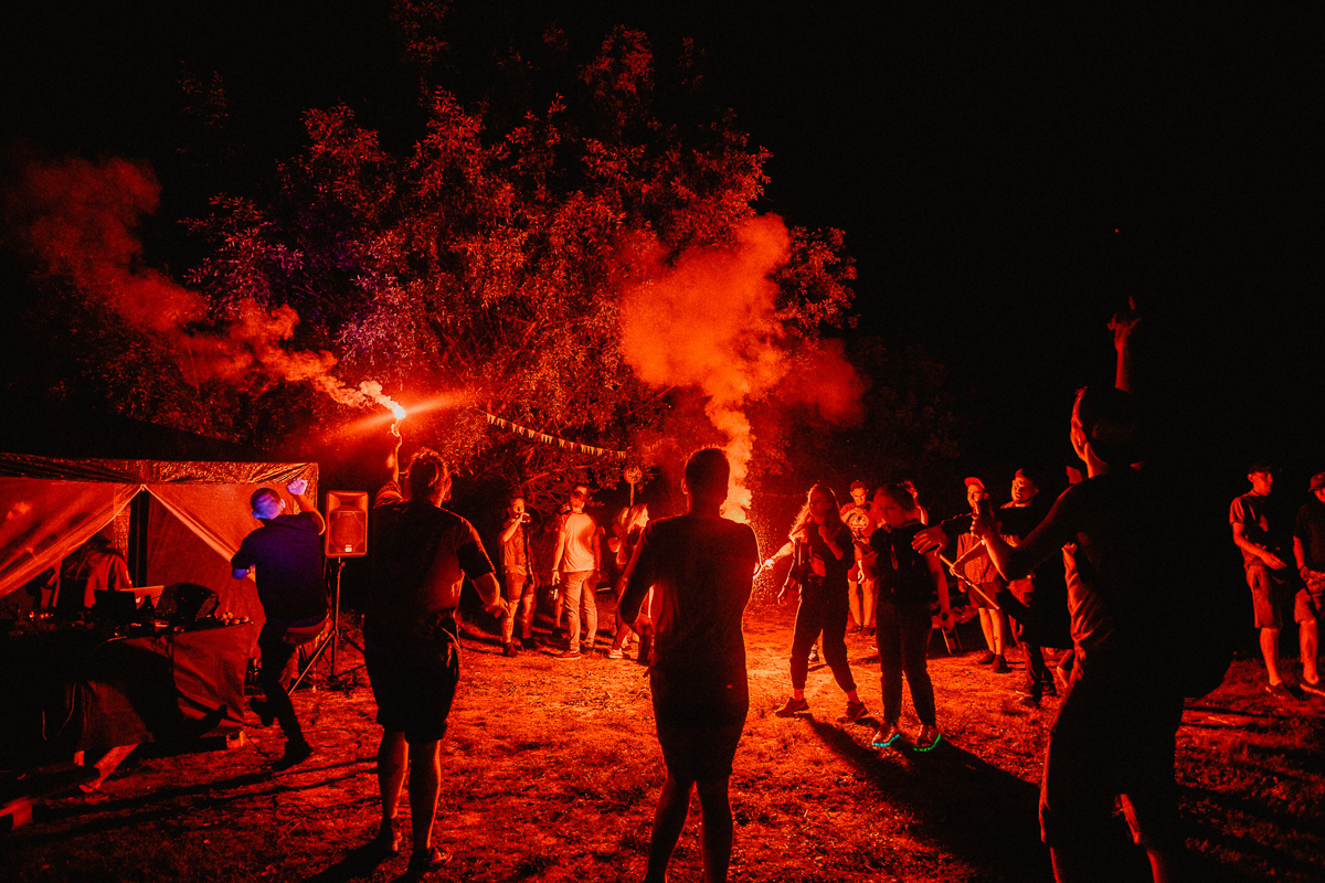 В Муроме инициативная молодежь собрала команду poiskcrew, которая организует вечеринки под девизом: “Музыка, движ, любовь”. В дальнейшем проект хочет посетить другие города и обосноваться в качестве арт-пространства