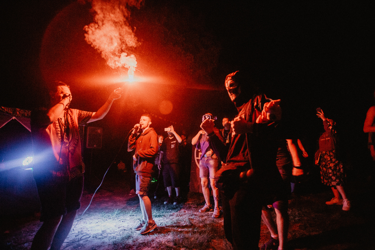 В Муроме инициативная молодежь собрала команду poiskcrew, которая организует вечеринки под девизом: “Музыка, движ, любовь”. В дальнейшем проект хочет посетить другие города и обосноваться в качестве арт-пространства