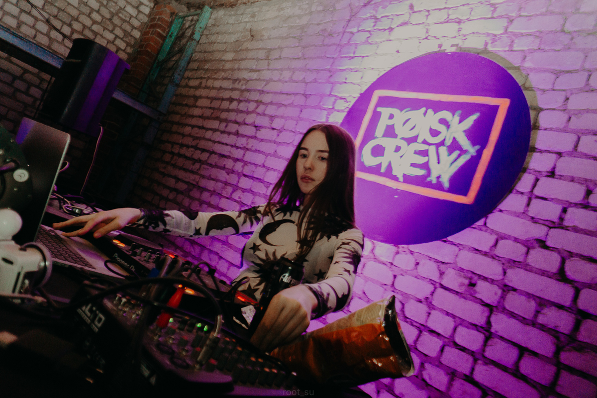 В Муроме инициативная молодежь собрала команду poiskcrew, которая организует вечеринки под девизом: “Музыка, движ, любовь”. В дальнейшем проект хочет посетить другие города и обосноваться в качестве арт-пространства