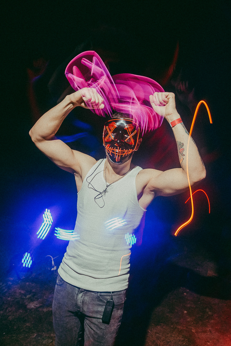 В Муроме инициативная молодежь собрала команду poiskcrew, которая организует вечеринки под девизом: “Музыка, движ, любовь”. В дальнейшем проект хочет посетить другие города и обосноваться в качестве арт-пространства