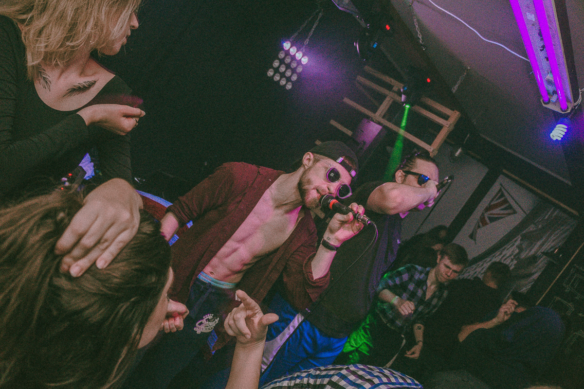 В Муроме инициативная молодежь собрала команду poiskcrew, которая организует вечеринки под девизом: “Музыка, движ, любовь”. В дальнейшем проект хочет посетить другие города и обосноваться в качестве арт-пространства