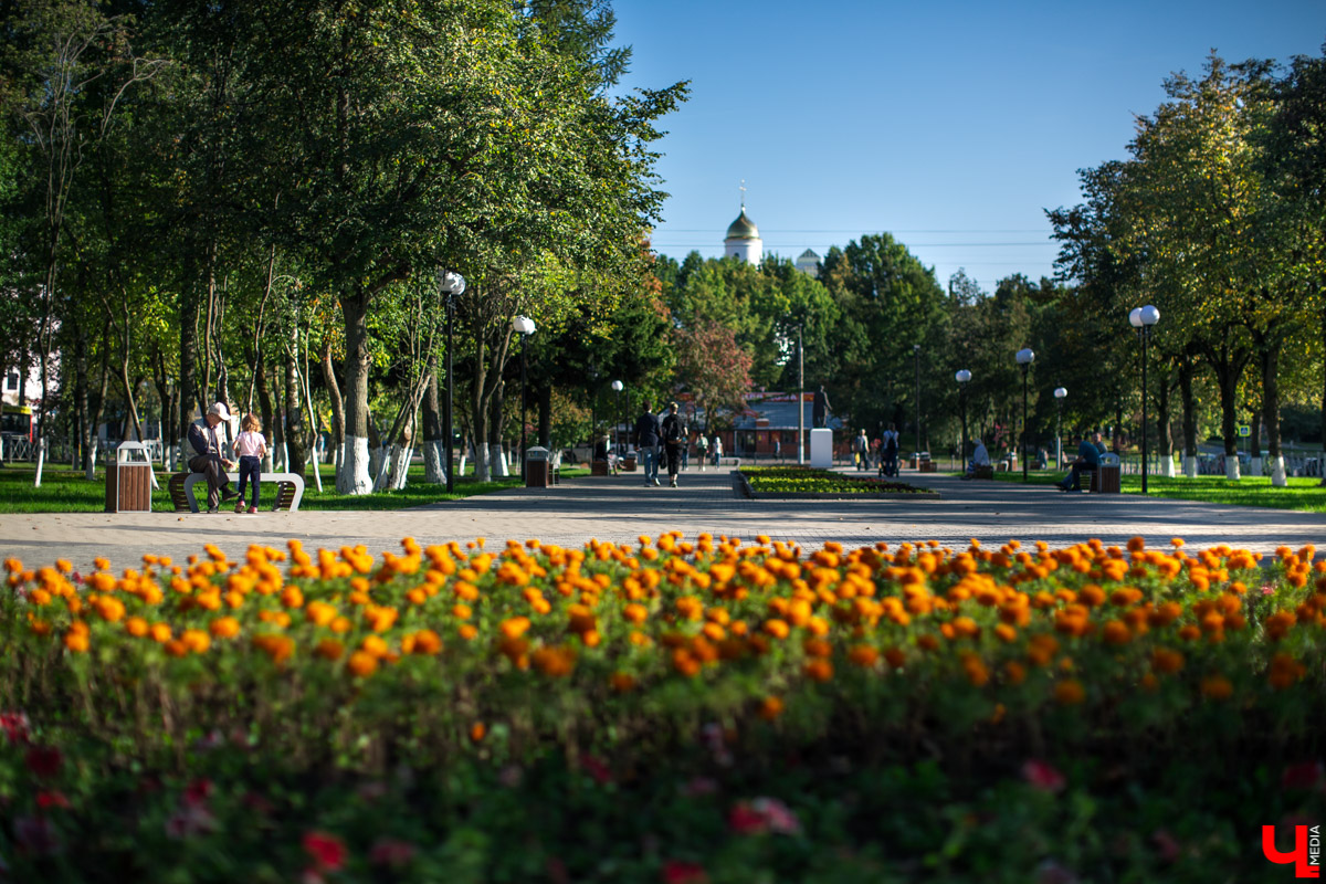 31 августа после реконструкции открыли сквер на Чайковского. Это, пожалуй, самое ожидаемое открытие полугодия. И мы спросили горожан, оправдались ли их надежды?