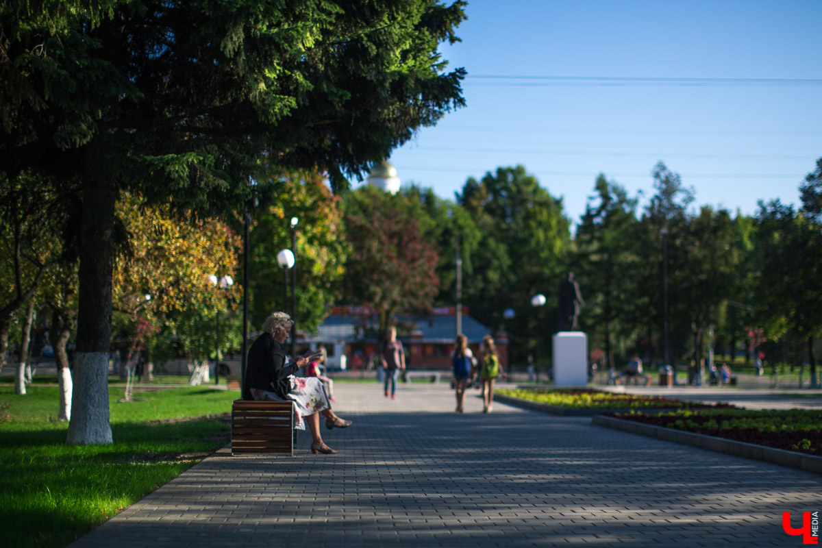 31 августа после реконструкции открыли сквер на Чайковского. Это, пожалуй, самое ожидаемое открытие полугодия. И мы спросили горожан, оправдались ли их надежды?