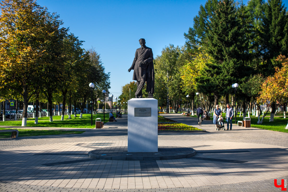 31 августа после реконструкции открыли сквер на Чайковского. Это, пожалуй, самое ожидаемое открытие полугодия. И мы спросили горожан, оправдались ли их надежды?