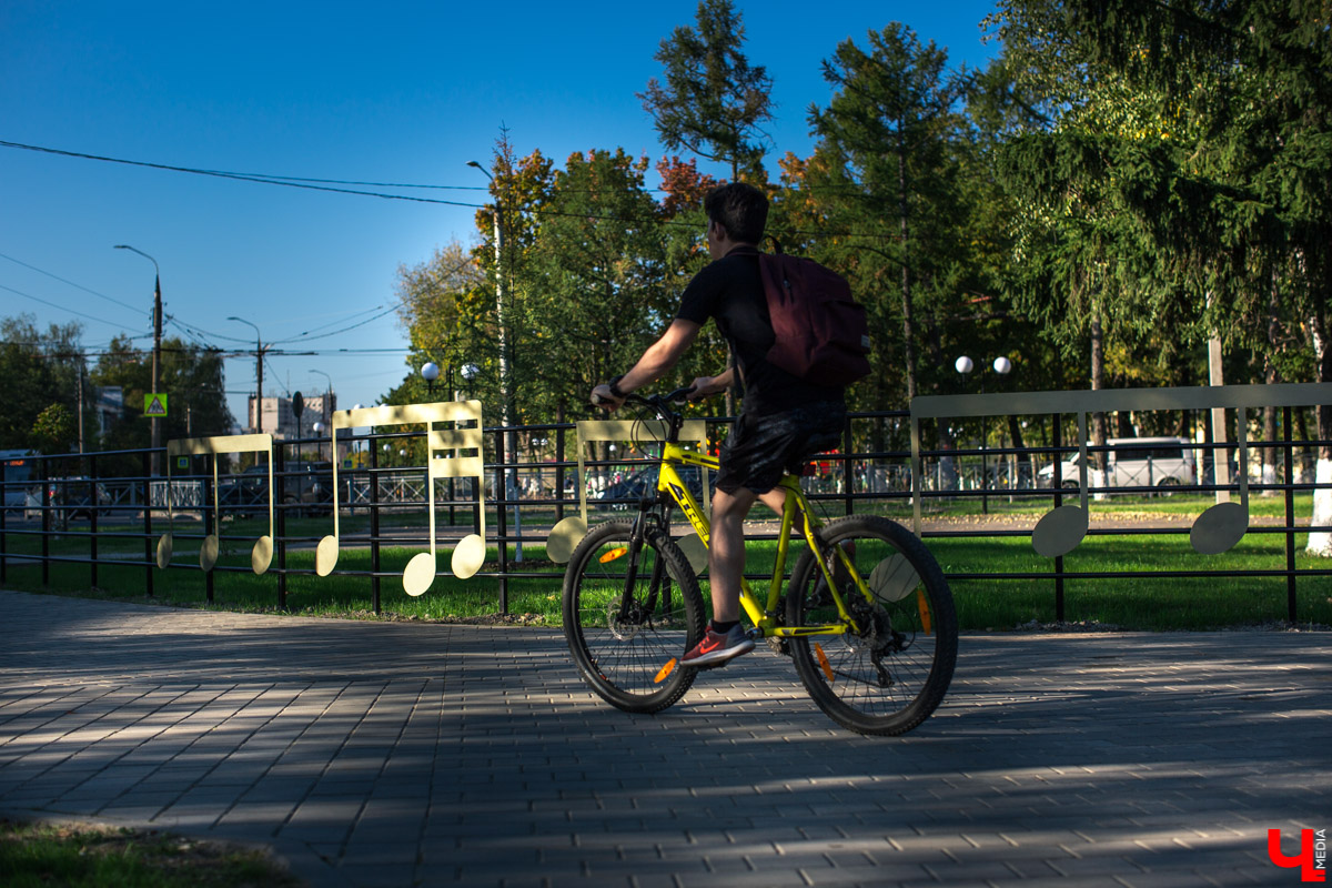 31 августа после реконструкции открыли сквер на Чайковского. Это, пожалуй, самое ожидаемое открытие полугодия. И мы спросили горожан, оправдались ли их надежды?