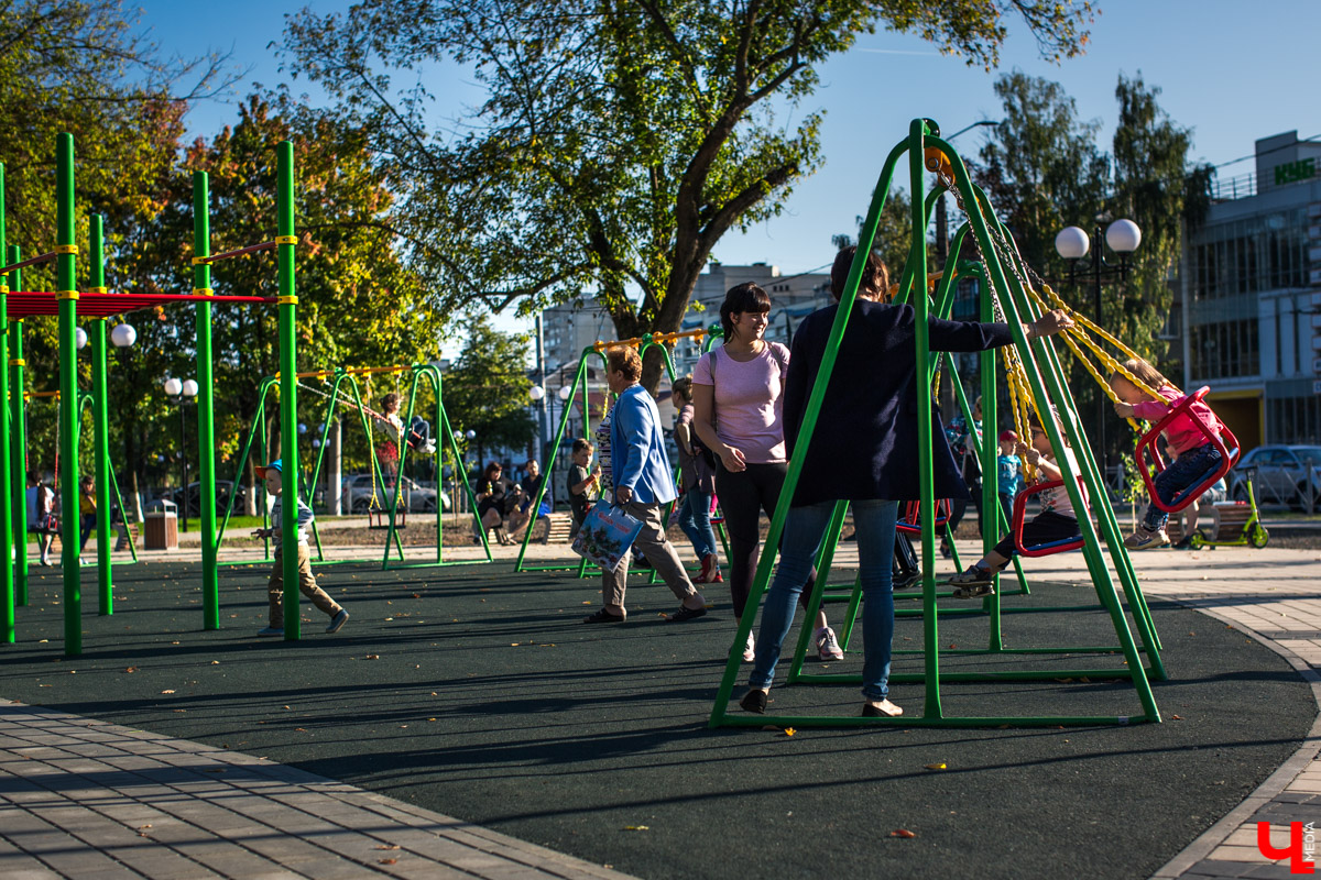 31 августа после реконструкции открыли сквер на Чайковского. Это, пожалуй, самое ожидаемое открытие полугодия. И мы спросили горожан, оправдались ли их надежды?