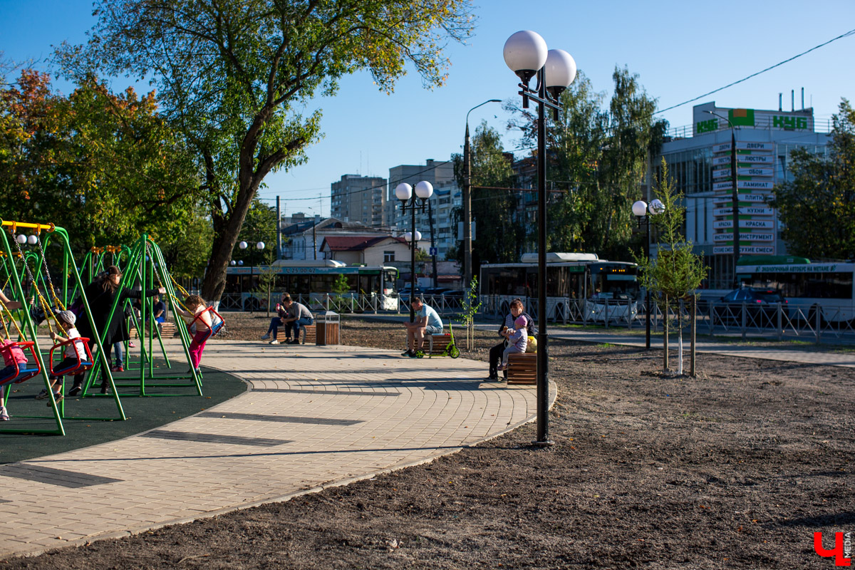 31 августа после реконструкции открыли сквер на Чайковского. Это, пожалуй, самое ожидаемое открытие полугодия. И мы спросили горожан, оправдались ли их надежды?