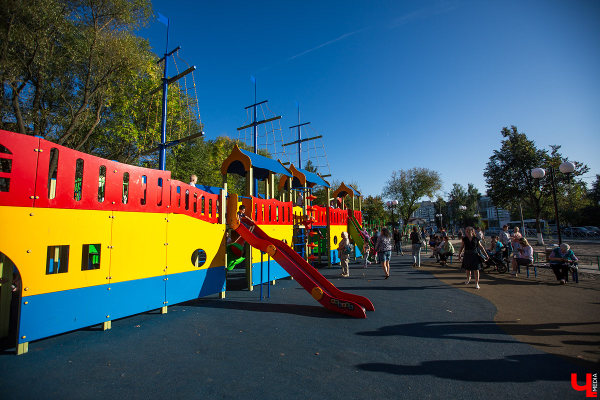 31 августа после реконструкции открыли сквер на Чайковского. Это, пожалуй, самое ожидаемое открытие полугодия. И мы спросили горожан, оправдались ли их надежды?