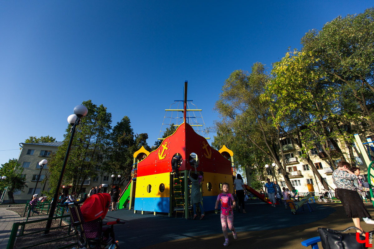 31 августа после реконструкции открыли сквер на Чайковского. Это, пожалуй, самое ожидаемое открытие полугодия. И мы спросили горожан, оправдались ли их надежды?
