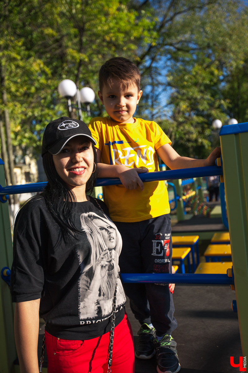 31 августа после реконструкции открыли сквер на Чайковского. Это, пожалуй, самое ожидаемое открытие полугодия. И мы спросили горожан, оправдались ли их надежды?