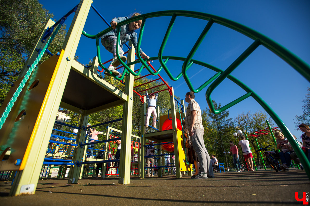 31 августа после реконструкции открыли сквер на Чайковского. Это, пожалуй, самое ожидаемое открытие полугодия. И мы спросили горожан, оправдались ли их надежды?