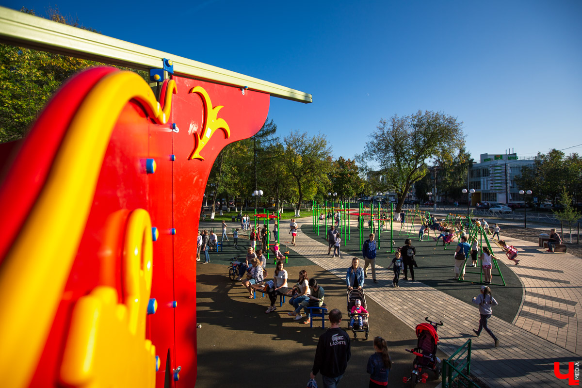 31 августа после реконструкции открыли сквер на Чайковского. Это, пожалуй, самое ожидаемое открытие полугодия. И мы спросили горожан, оправдались ли их надежды?