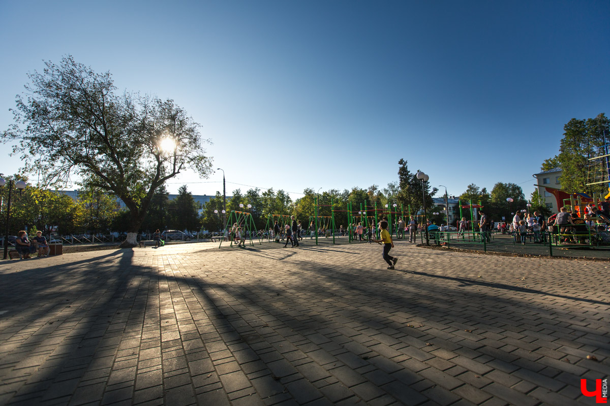 31 августа после реконструкции открыли сквер на Чайковского. Это, пожалуй, самое ожидаемое открытие полугодия. И мы спросили горожан, оправдались ли их надежды?