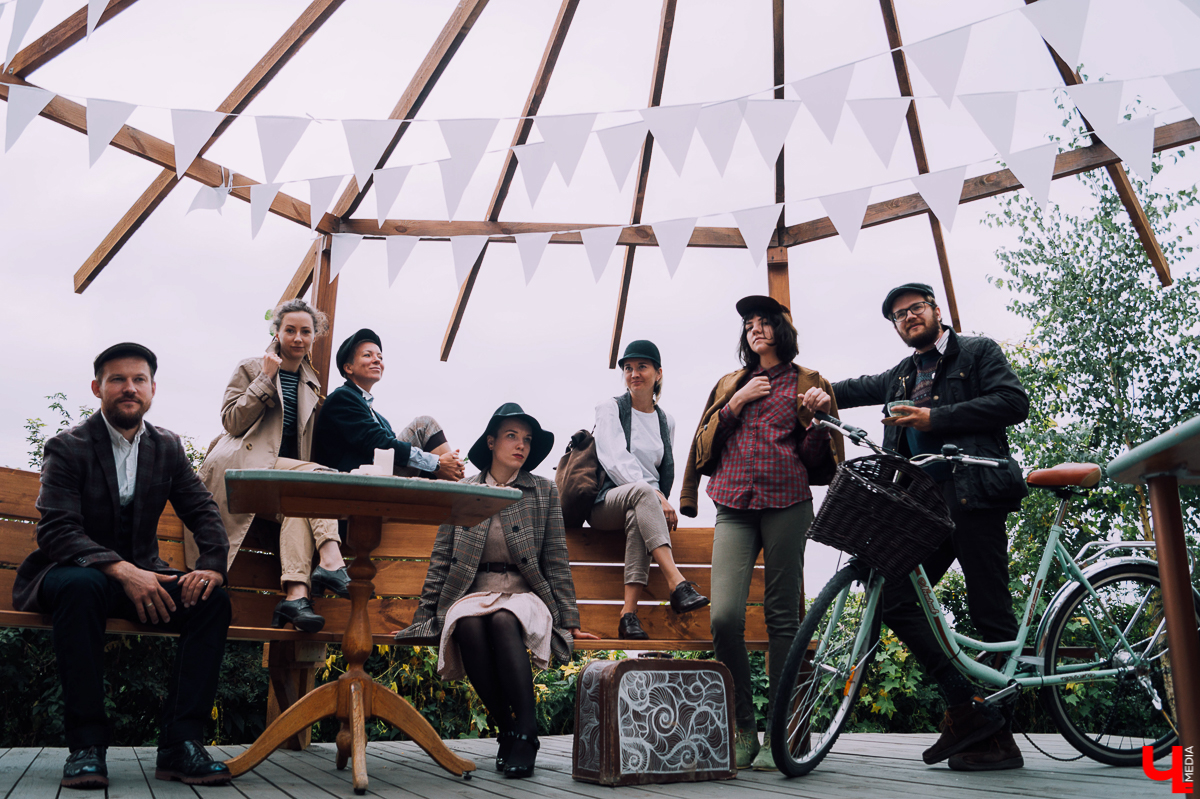 15 сентября в садах ДТЮ пройдет твидовый пикник. Гостей ждут в стиле Англии начала 20-го века. На площадке будут декламировать стихи, кататься на старых велосипедах, играть в петанк и ходить по канату. Репетиция этого мероприятия состоялась 5 сентября