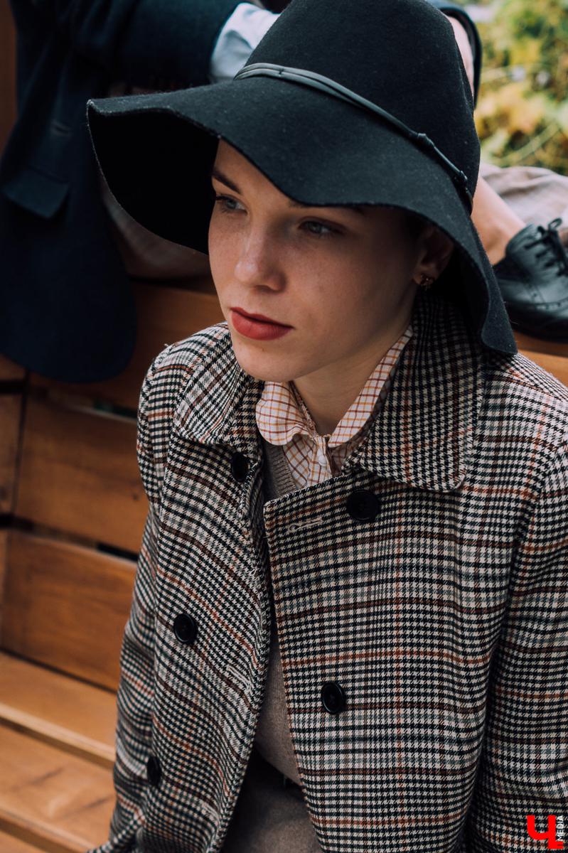 15 сентября в садах ДТЮ пройдет твидовый пикник. Гостей ждут в стиле Англии начала 20-го века. На площадке будут декламировать стихи, кататься на старых велосипедах, играть в петанк и ходить по канату. Репетиция этого мероприятия состоялась 5 сентября