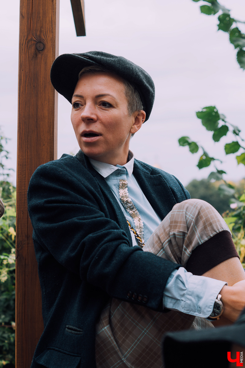 15 сентября в садах ДТЮ пройдет твидовый пикник. Гостей ждут в стиле Англии начала 20-го века. На площадке будут декламировать стихи, кататься на старых велосипедах, играть в петанк и ходить по канату. Репетиция этого мероприятия состоялась 5 сентября