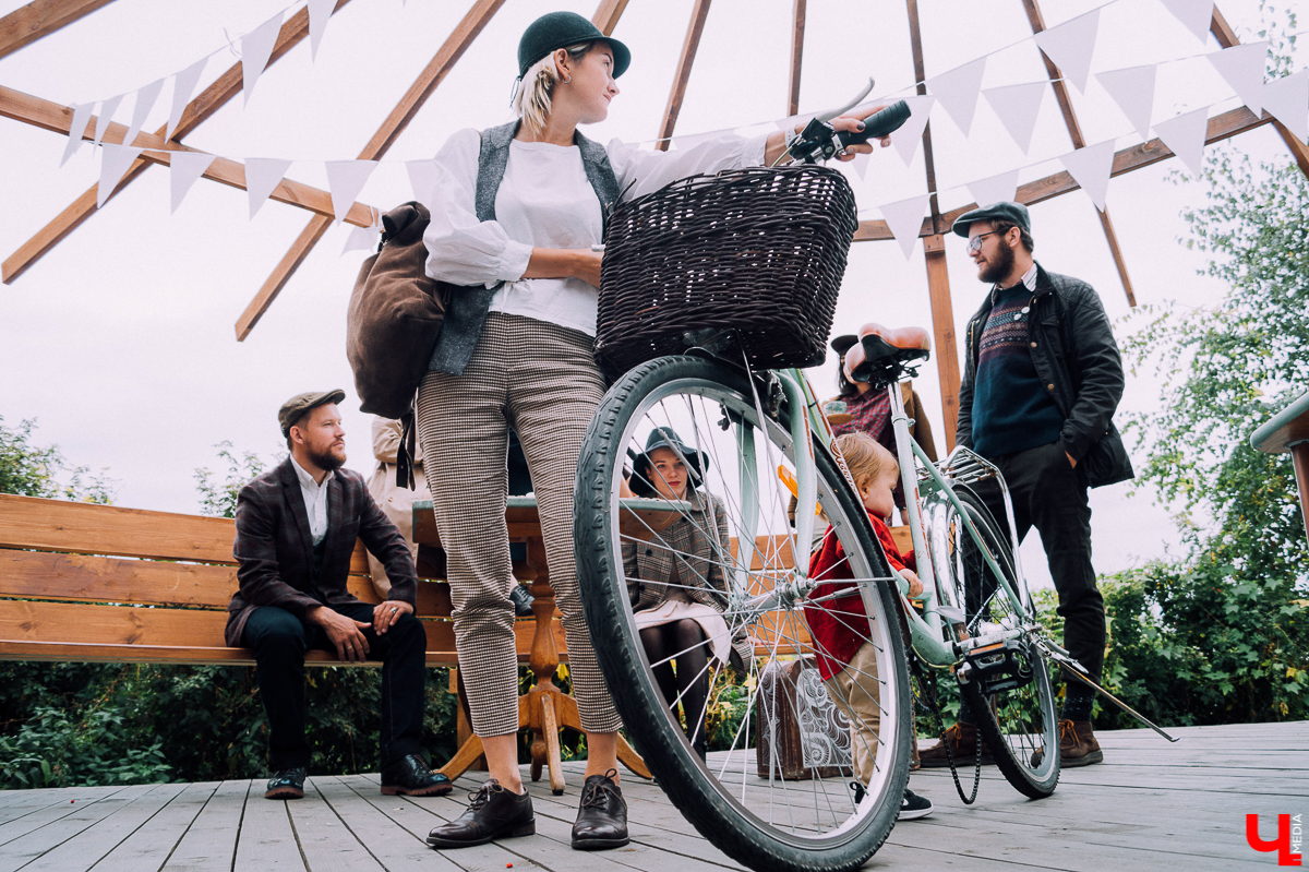 15 сентября в садах ДТЮ пройдет твидовый пикник. Гостей ждут в стиле Англии начала 20-го века. На площадке будут декламировать стихи, кататься на старых велосипедах, играть в петанк и ходить по канату. Репетиция этого мероприятия состоялась 5 сентября