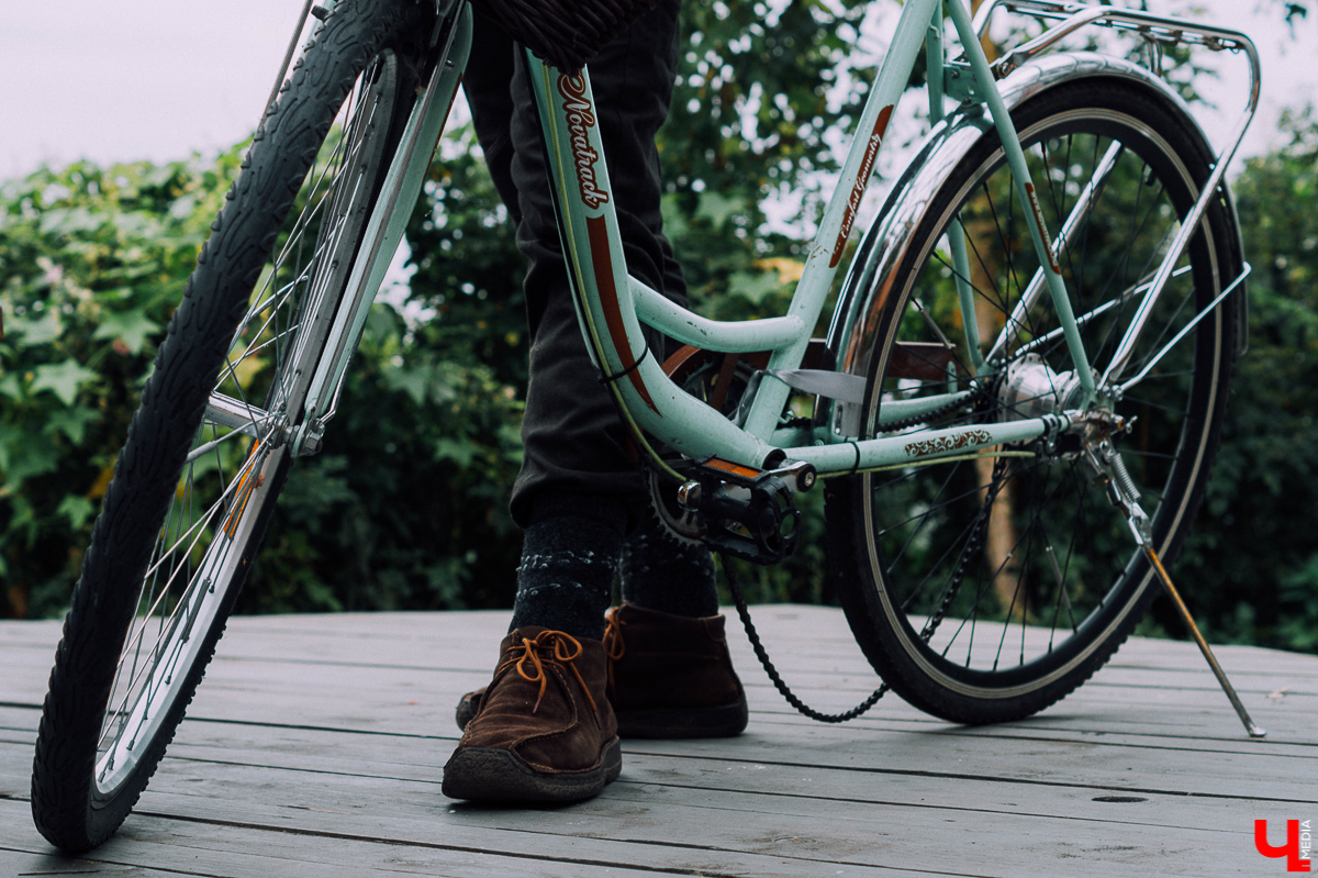 15 сентября в садах ДТЮ пройдет твидовый пикник. Гостей ждут в стиле Англии начала 20-го века. На площадке будут декламировать стихи, кататься на старых велосипедах, играть в петанк и ходить по канату. Репетиция этого мероприятия состоялась 5 сентября