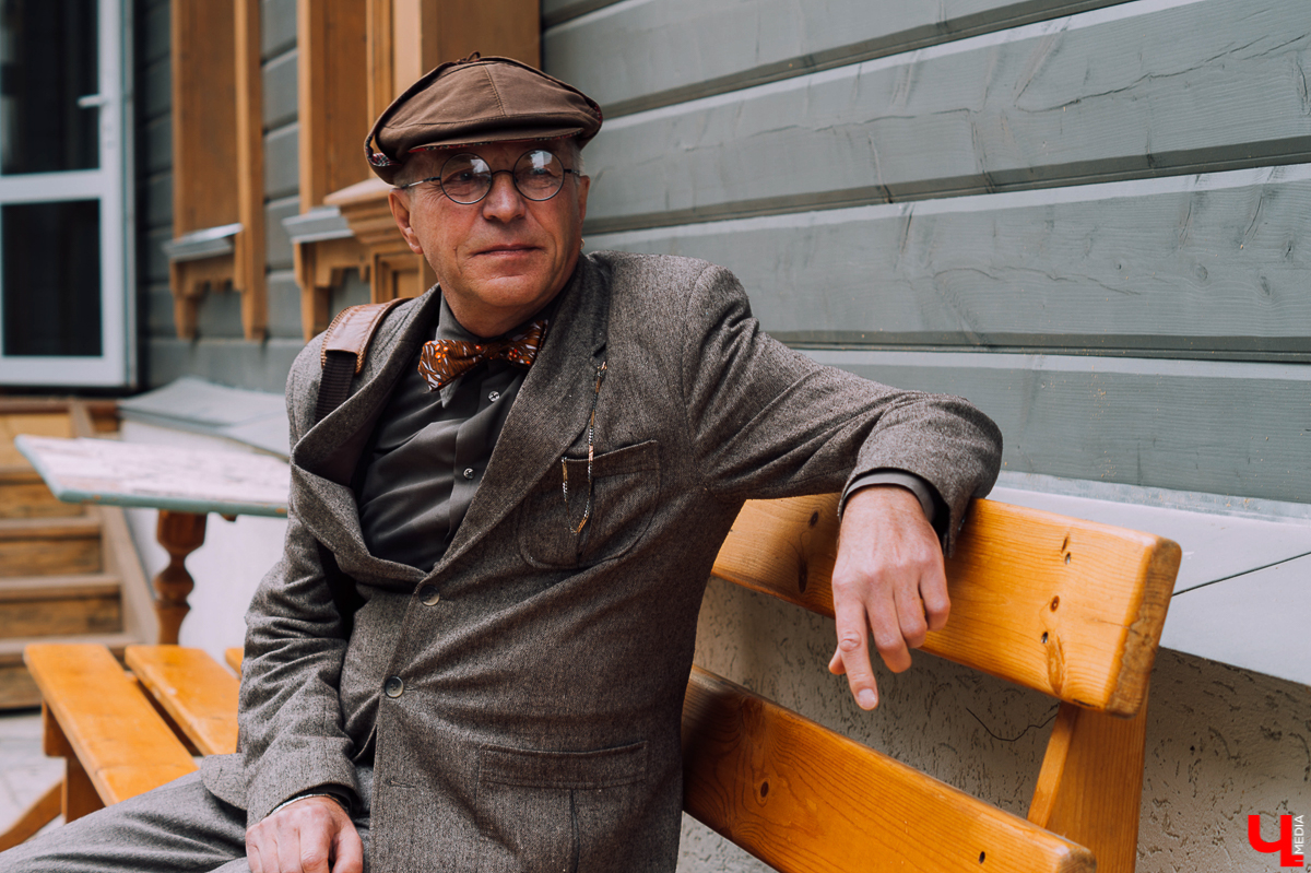 15 сентября в садах ДТЮ пройдет твидовый пикник. Гостей ждут в стиле Англии начала 20-го века. На площадке будут декламировать стихи, кататься на старых велосипедах, играть в петанк и ходить по канату. Репетиция этого мероприятия состоялась 5 сентября