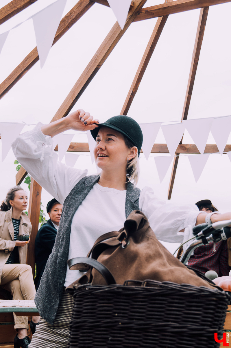 15 сентября в садах ДТЮ пройдет твидовый пикник. Гостей ждут в стиле Англии начала 20-го века. На площадке будут декламировать стихи, кататься на старых велосипедах, играть в петанк и ходить по канату. Репетиция этого мероприятия состоялась 5 сентября