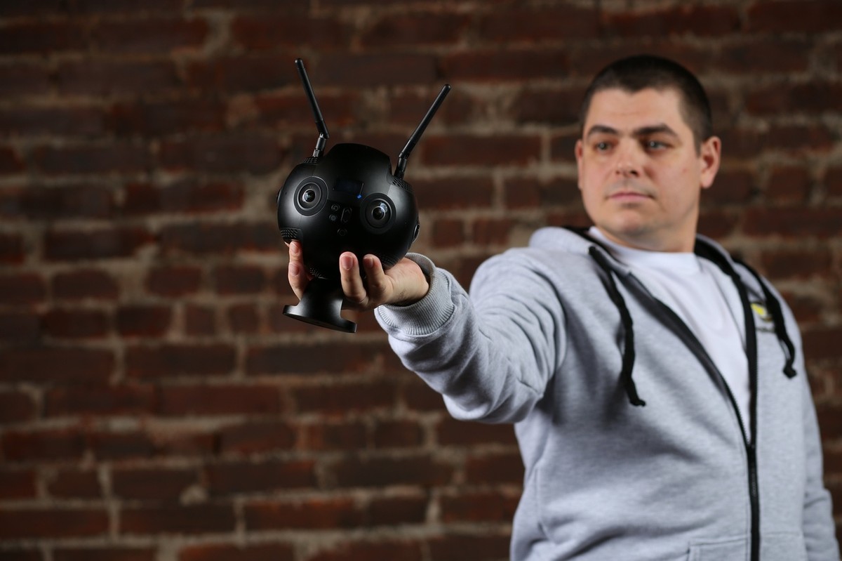 После летних каникул мы снова готовы слушать о видеопобедах наших земляков. Руководитель студии «Новый день» Александр Кондрашов рассказал, чем на этот раз готова удивлять его креативная команда