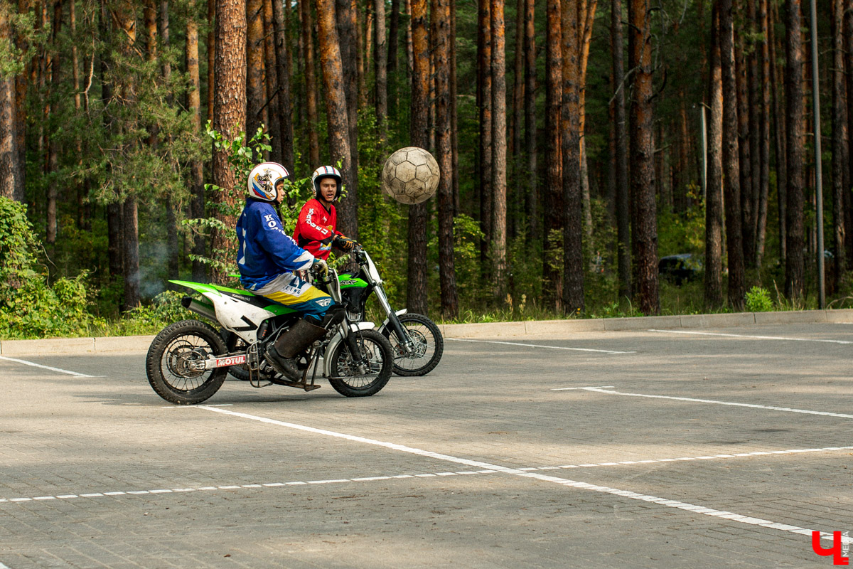 7 сентября в экоотеле “ВеЛес” прошел 4-й фестиваль “Ретро Гараж”. На этот раз его участниками стали 86 транспортных средств