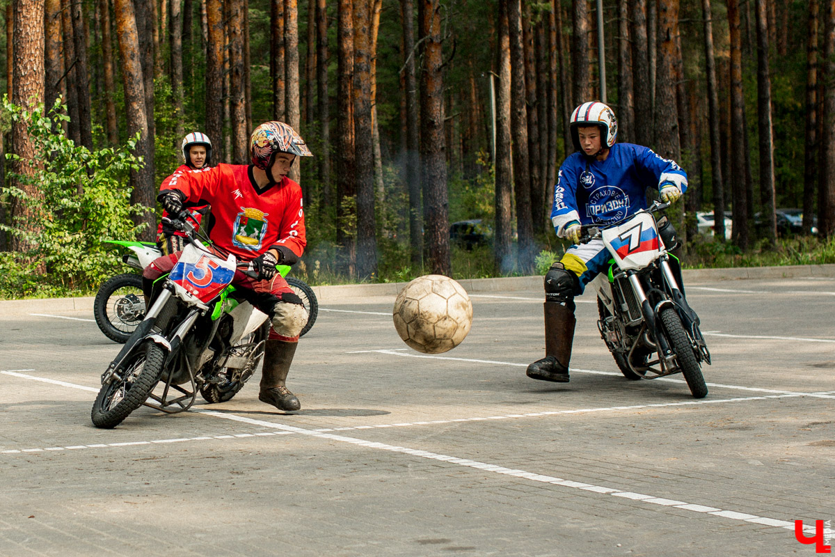 7 сентября в экоотеле “ВеЛес” прошел 4-й фестиваль “Ретро Гараж”. На этот раз его участниками стали 86 транспортных средств