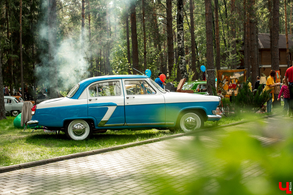 7 сентября в экоотеле “ВеЛес” прошел 4-й фестиваль “Ретро Гараж”. На этот раз его участниками стали 86 транспортных средств