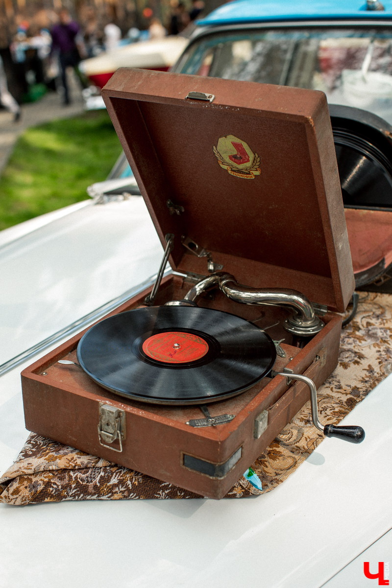 7 сентября в экоотеле “ВеЛес” прошел 4-й фестиваль “Ретро Гараж”. На этот раз его участниками стали 86 транспортных средств