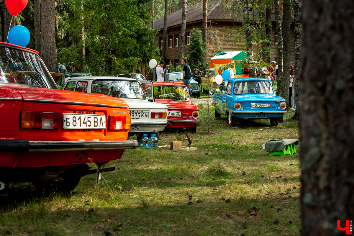 7 сентября в экоотеле “ВеЛес” прошел 4-й фестиваль “Ретро Гараж”. На этот раз его участниками стали 86 транспортных средств