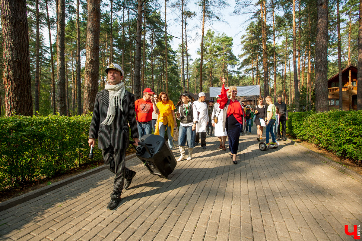 7 сентября в экоотеле “ВеЛес” прошел 4-й фестиваль “Ретро Гараж”. На этот раз его участниками стали 86 транспортных средств