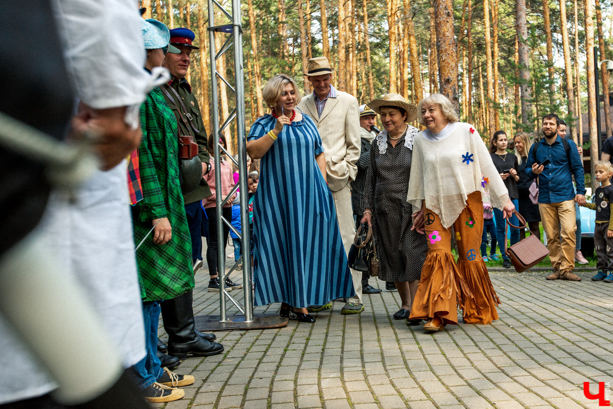 7 сентября в экоотеле “ВеЛес” прошел 4-й фестиваль “Ретро Гараж”. На этот раз его участниками стали 86 транспортных средств