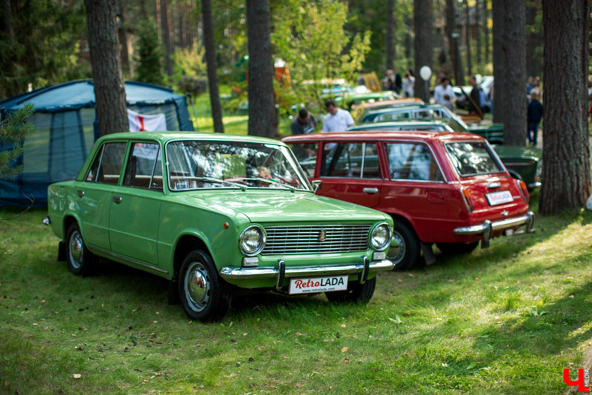 7 сентября в экоотеле “ВеЛес” прошел 4-й фестиваль “Ретро Гараж”. На этот раз его участниками стали 86 транспортных средств