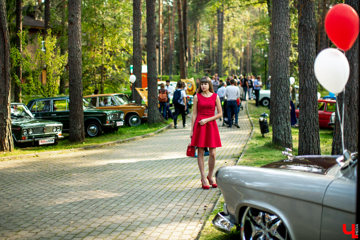 7 сентября в экоотеле “ВеЛес” прошел 4-й фестиваль “Ретро Гараж”. На этот раз его участниками стали 86 транспортных средств