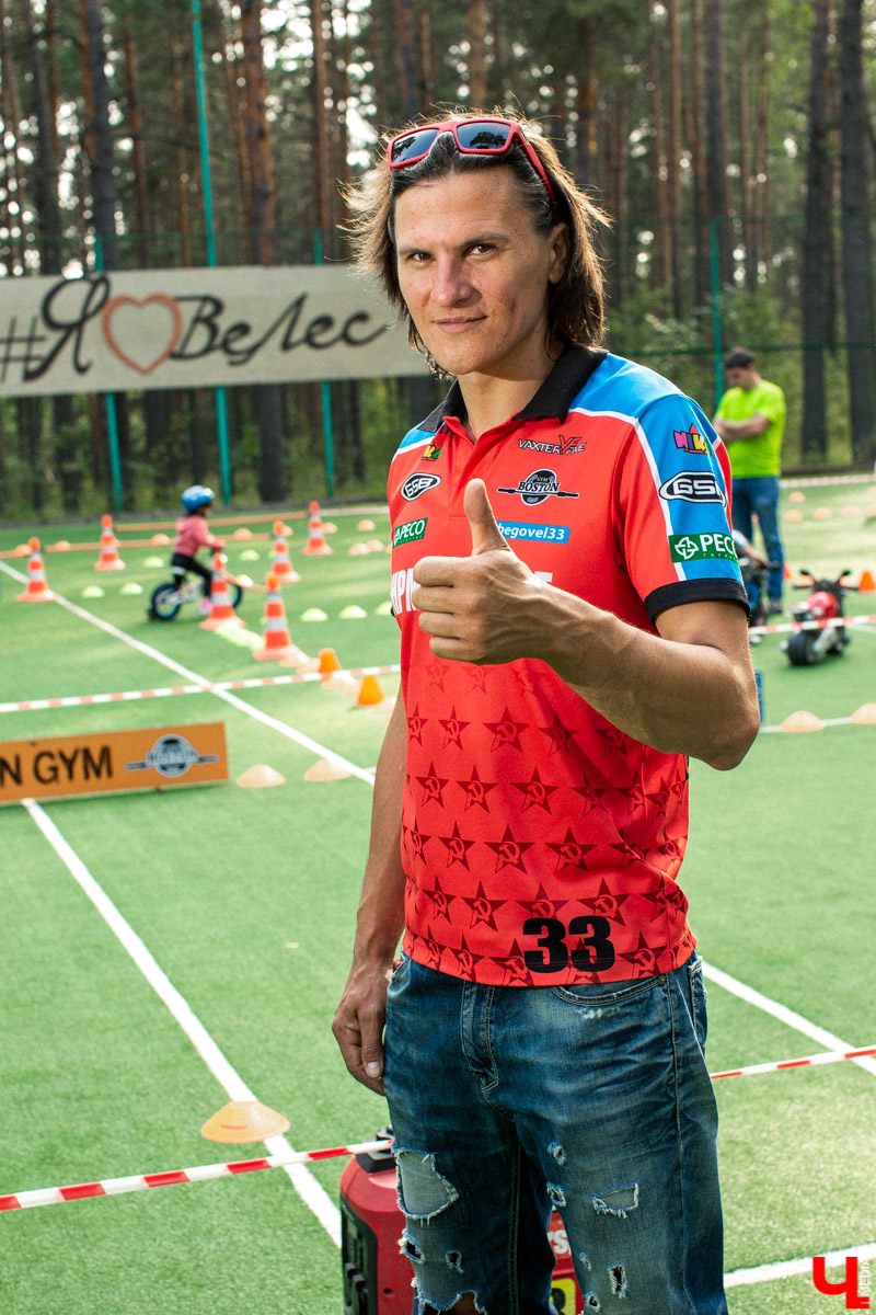 7 сентября в экоотеле “ВеЛес” прошел 4-й фестиваль “Ретро Гараж”. На этот раз его участниками стали 86 транспортных средств