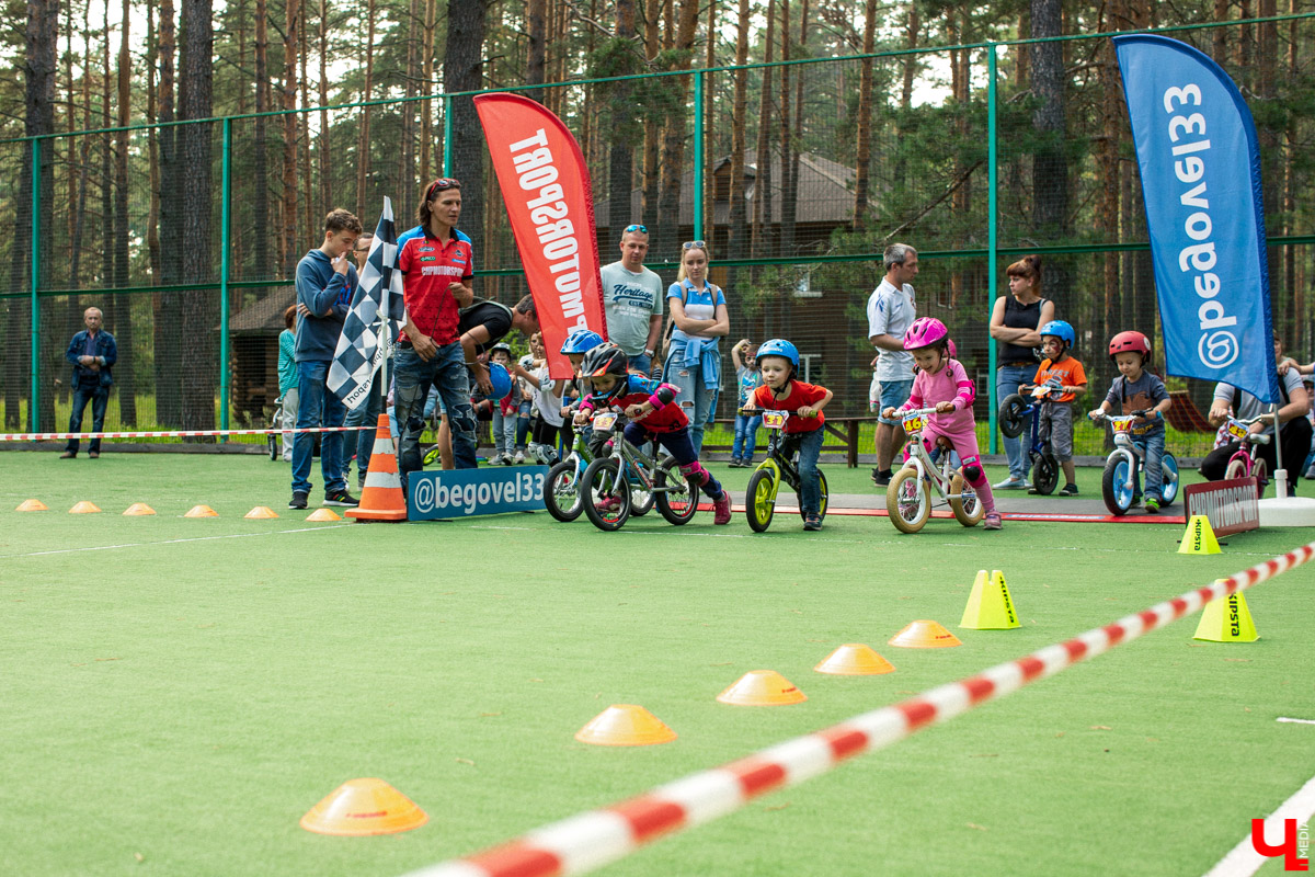 7 сентября в экоотеле “ВеЛес” прошел 4-й фестиваль “Ретро Гараж”. На этот раз его участниками стали 86 транспортных средств