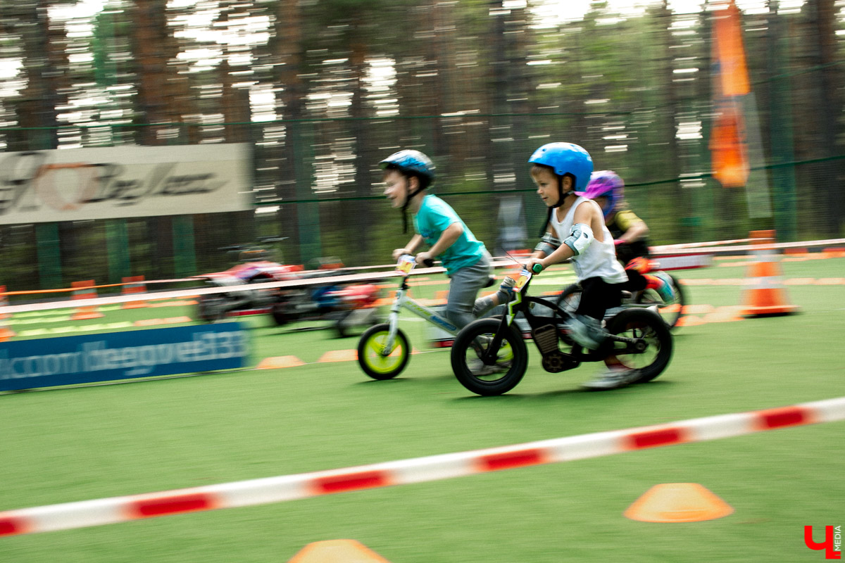 7 сентября в экоотеле “ВеЛес” прошел 4-й фестиваль “Ретро Гараж”. На этот раз его участниками стали 86 транспортных средств