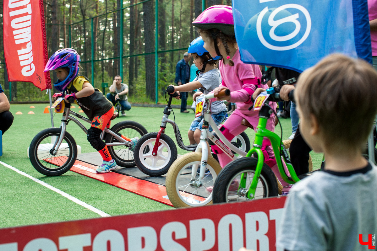 7 сентября в экоотеле “ВеЛес” прошел 4-й фестиваль “Ретро Гараж”. На этот раз его участниками стали 86 транспортных средств