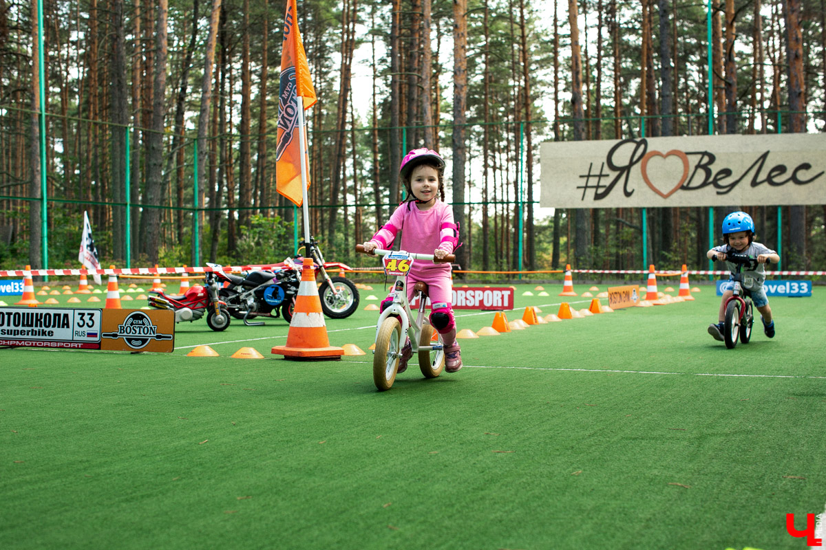 7 сентября в экоотеле “ВеЛес” прошел 4-й фестиваль “Ретро Гараж”. На этот раз его участниками стали 86 транспортных средств