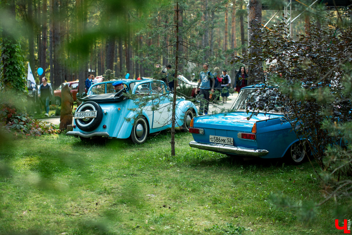 7 сентября в экоотеле “ВеЛес” прошел 4-й фестиваль “Ретро Гараж”. На этот раз его участниками стали 86 транспортных средств