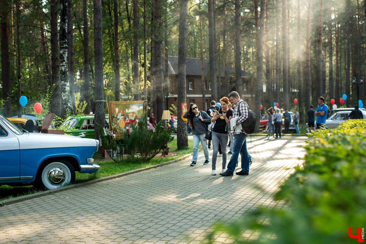 7 сентября в экоотеле “ВеЛес” прошел 4-й фестиваль “Ретро Гараж”. На этот раз его участниками стали 86 транспортных средств