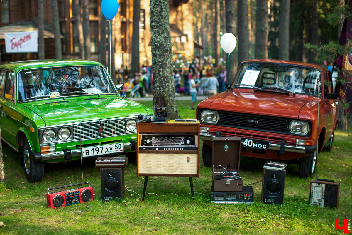 7 сентября в экоотеле “ВеЛес” прошел 4-й фестиваль “Ретро Гараж”. На этот раз его участниками стали 86 транспортных средств
