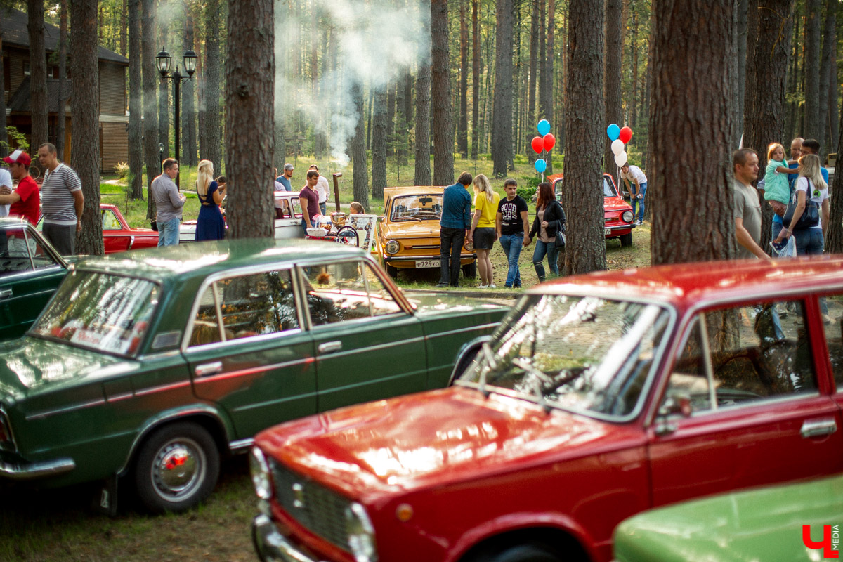 7 сентября в экоотеле “ВеЛес” прошел 4-й фестиваль “Ретро Гараж”. На этот раз его участниками стали 86 транспортных средств
