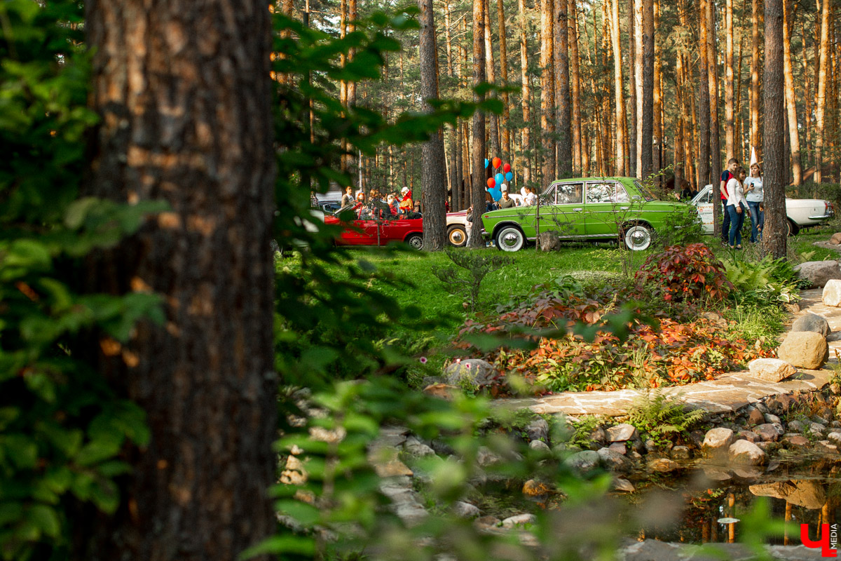 7 сентября в экоотеле “ВеЛес” прошел 4-й фестиваль “Ретро Гараж”. На этот раз его участниками стали 86 транспортных средств