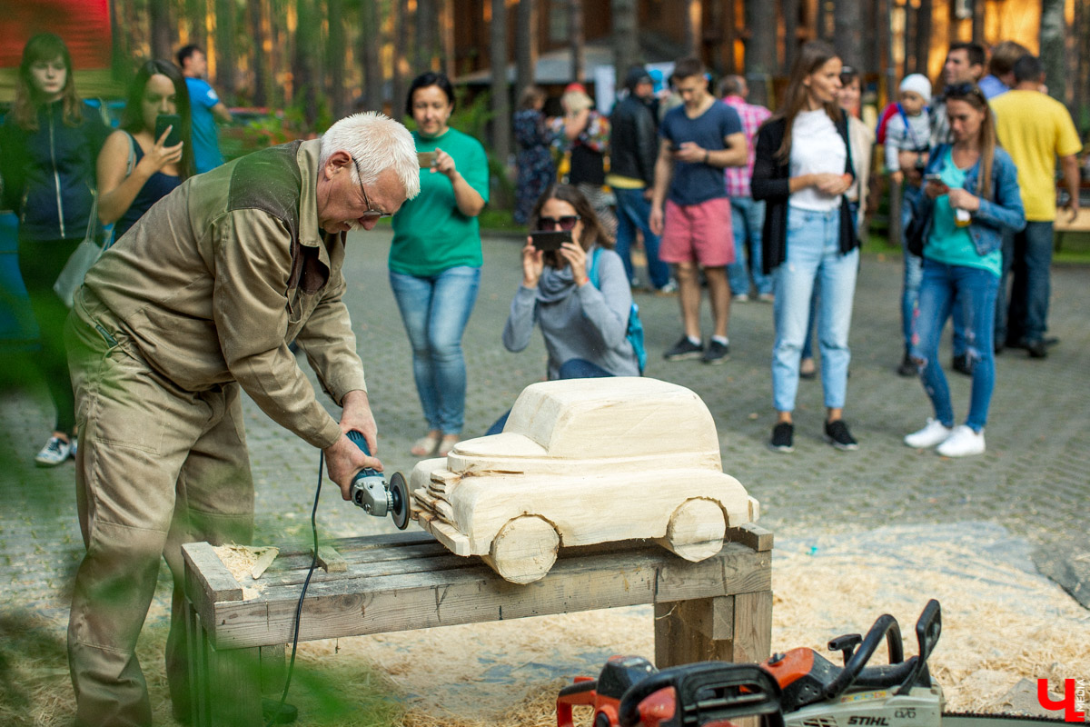7 сентября в экоотеле “ВеЛес” прошел 4-й фестиваль “Ретро Гараж”. На этот раз его участниками стали 86 транспортных средств